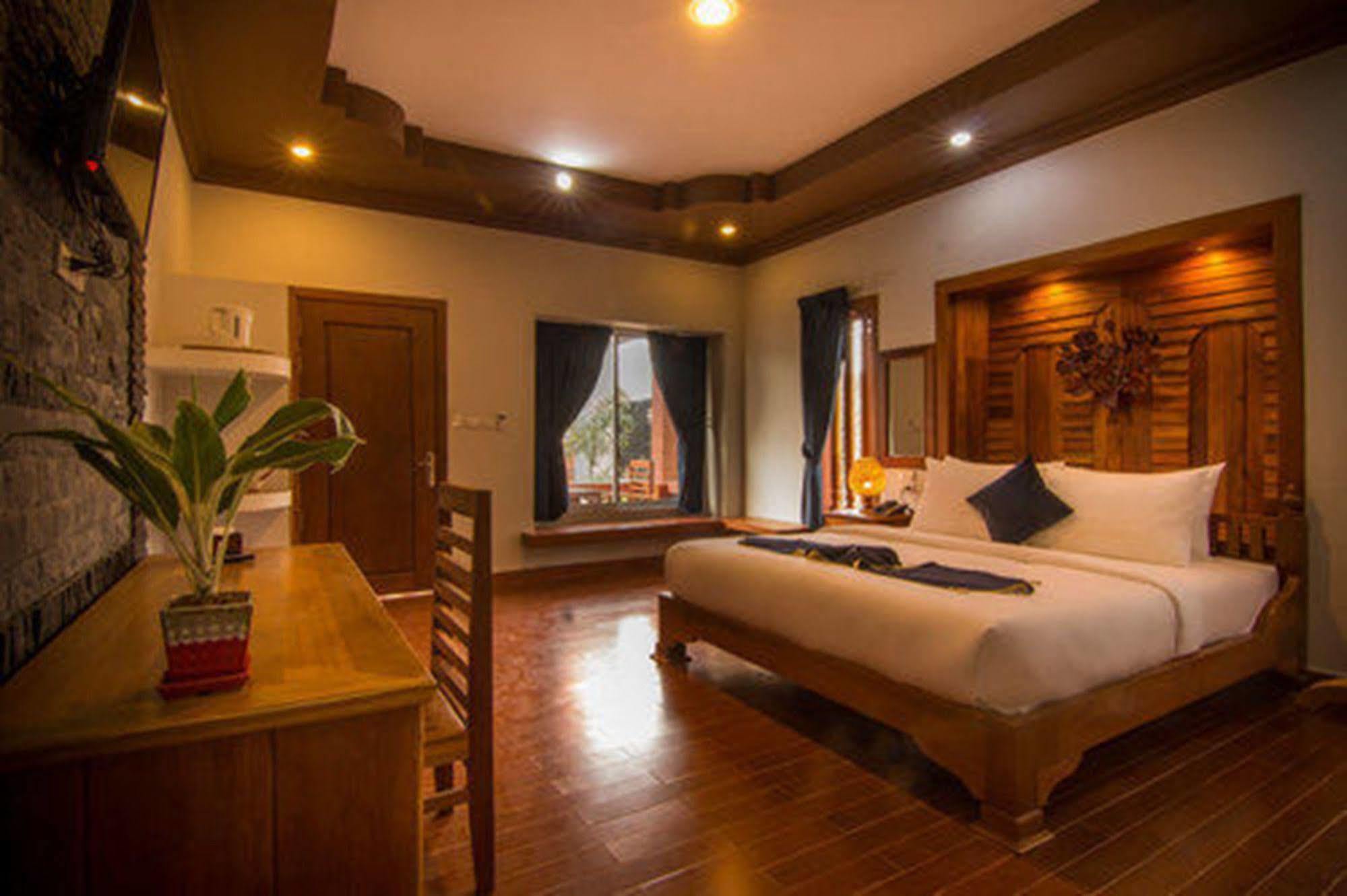 Ravorn Villa Boutique Батамбанг Екстериор снимка